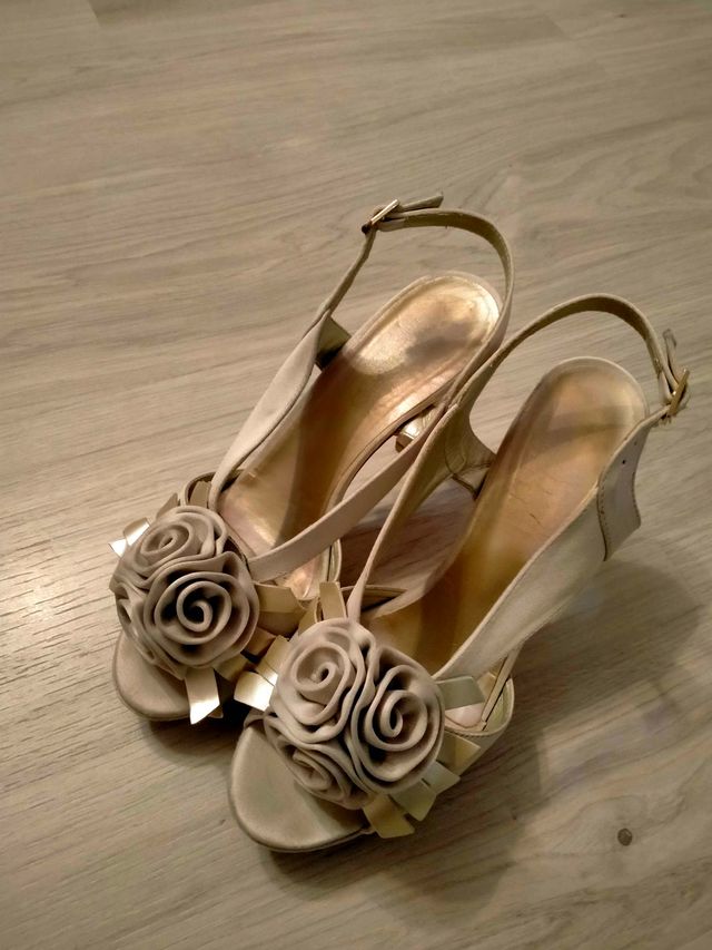 Zapatos de fiesta beige y oro con flor