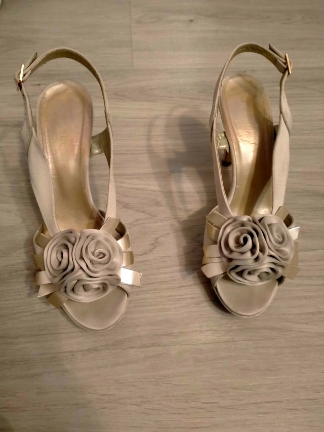 Zapatos de fiesta beige y oro con flor