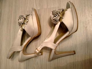 Zapatos de fiesta beige y oro con flor