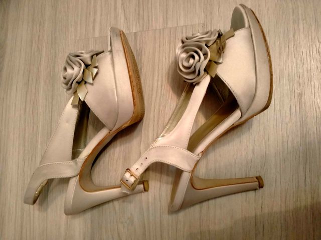 Zapatos de fiesta beige y oro con flor