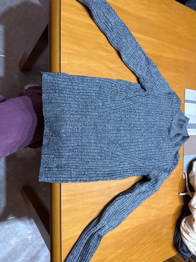 Jersey gris de cuello alto