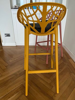 Taburetes de resina , rosa palo y mostaza