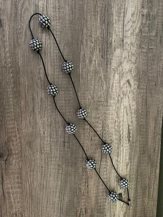 Collar con cuentas plateadas