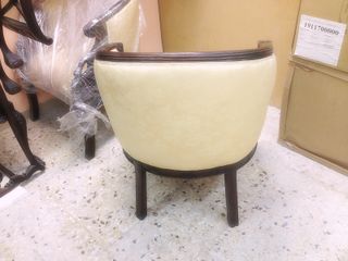 Butaca de madera y tela amarilla