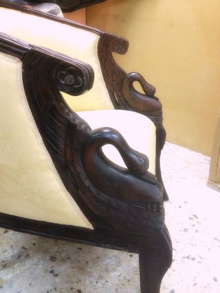 Butaca de madera y tela amarilla