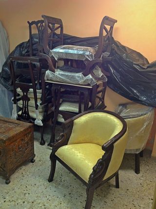 Butaca de madera y tela amarilla