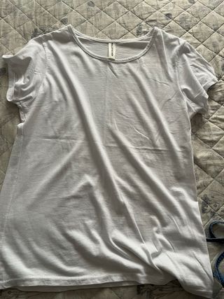 Peto vaquero ancho y camiseta