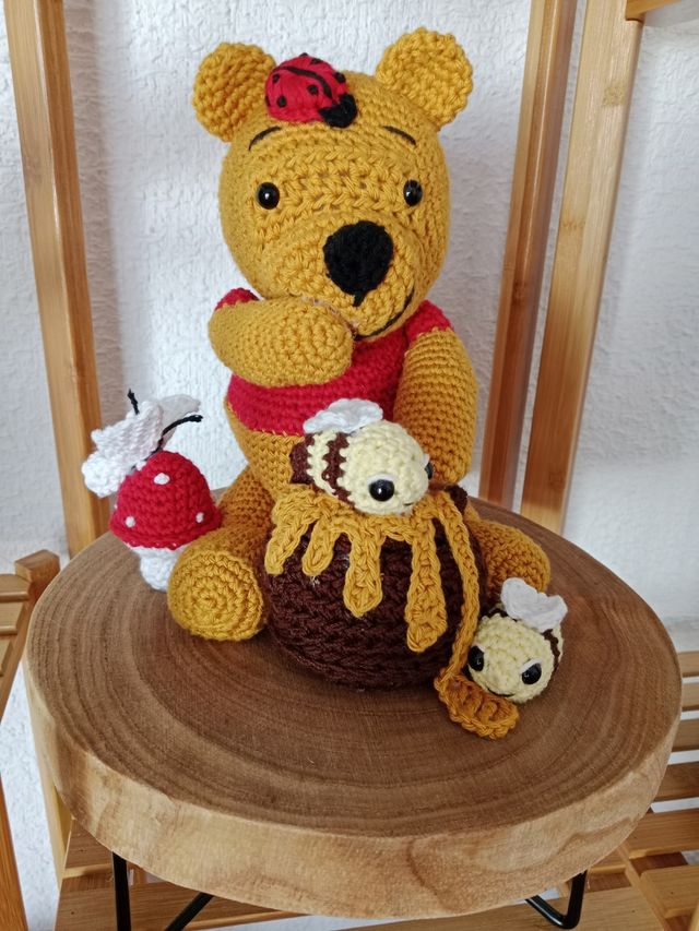 Winnie Pooh Amigurumi con Abejas y Mariquita