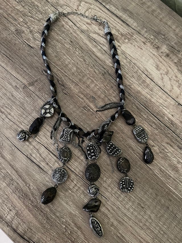 Collar artesanal con colgantes plateados