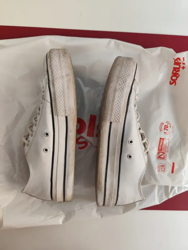 Converse blancas usadas