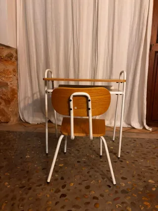 Pupitre madera y metal blanco