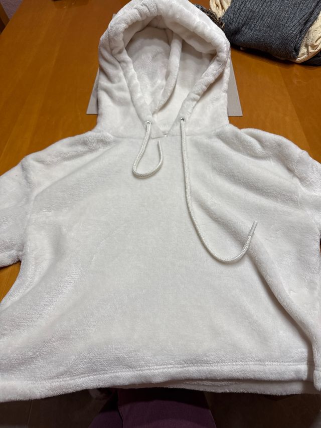 Sudadera corta blanca peluda