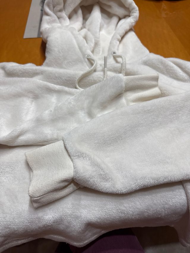 Sudadera corta blanca peluda
