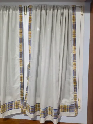 Juego 3 cortinas tipo visillos tamaño medio.