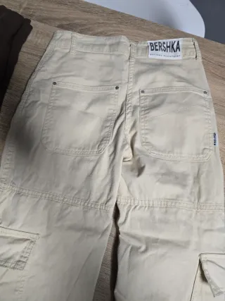 Pantalón cargo Bershka beige
