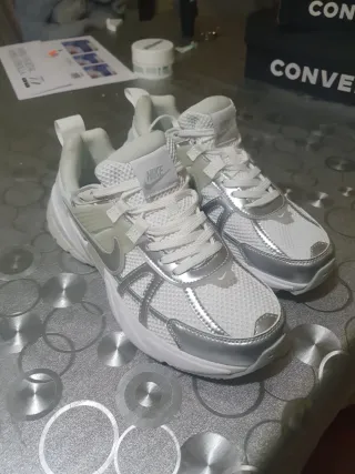 Zapatillas Nike Blancas y Plateadas