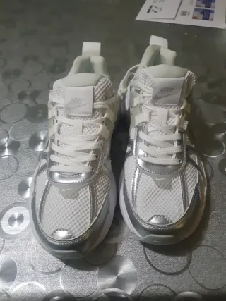 Zapatillas Nike Blancas y Plateadas