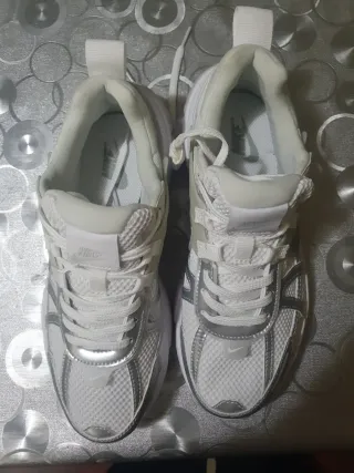 Zapatillas Nike Blancas y Plateadas