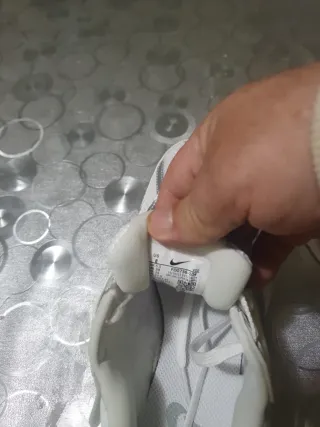 Zapatillas Nike Blancas y Plateadas