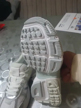 Zapatillas Nike Blancas y Plateadas