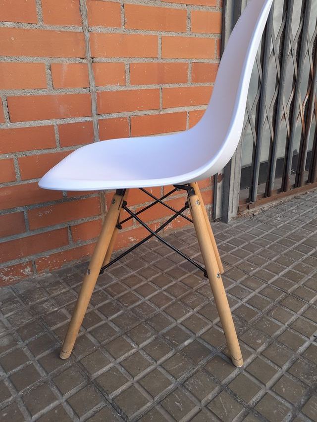Silla blanca patas madera
