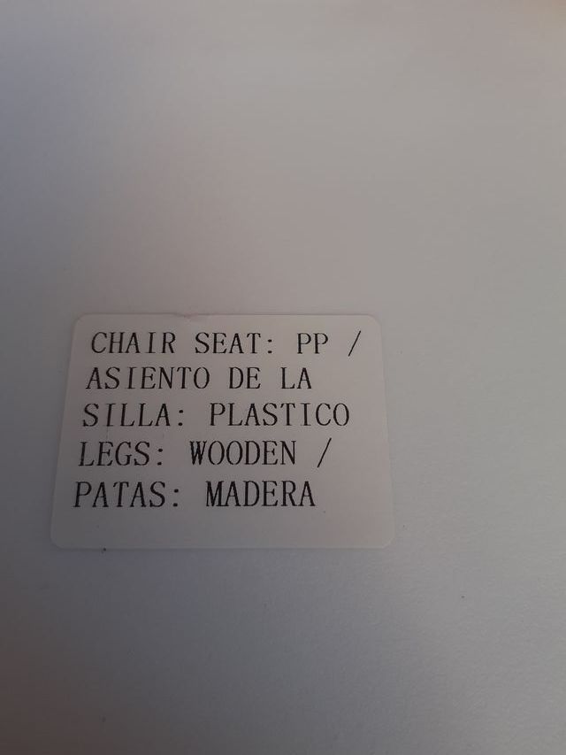 Silla blanca patas madera