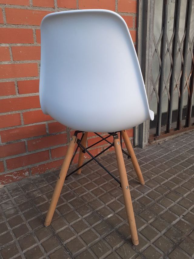 Silla blanca patas madera