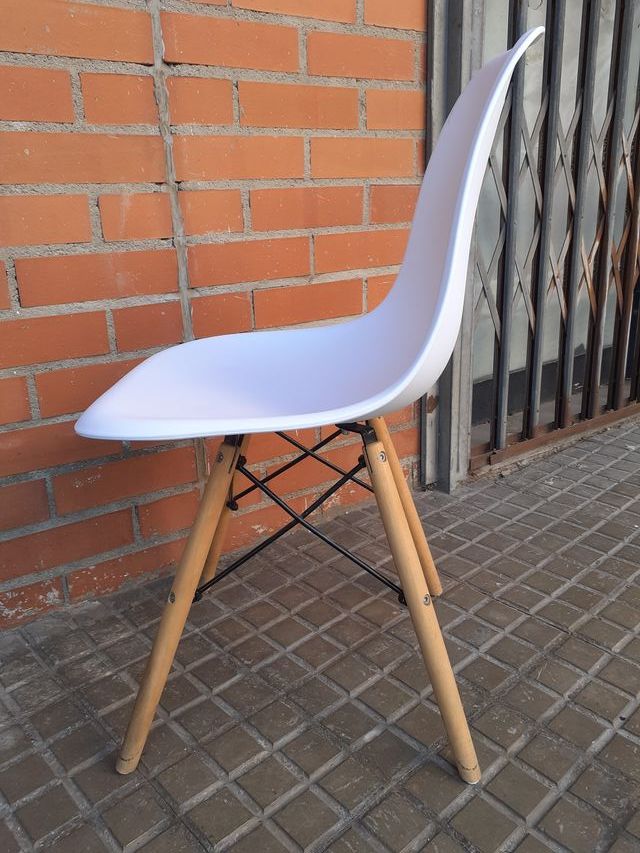 Silla blanca patas madera
