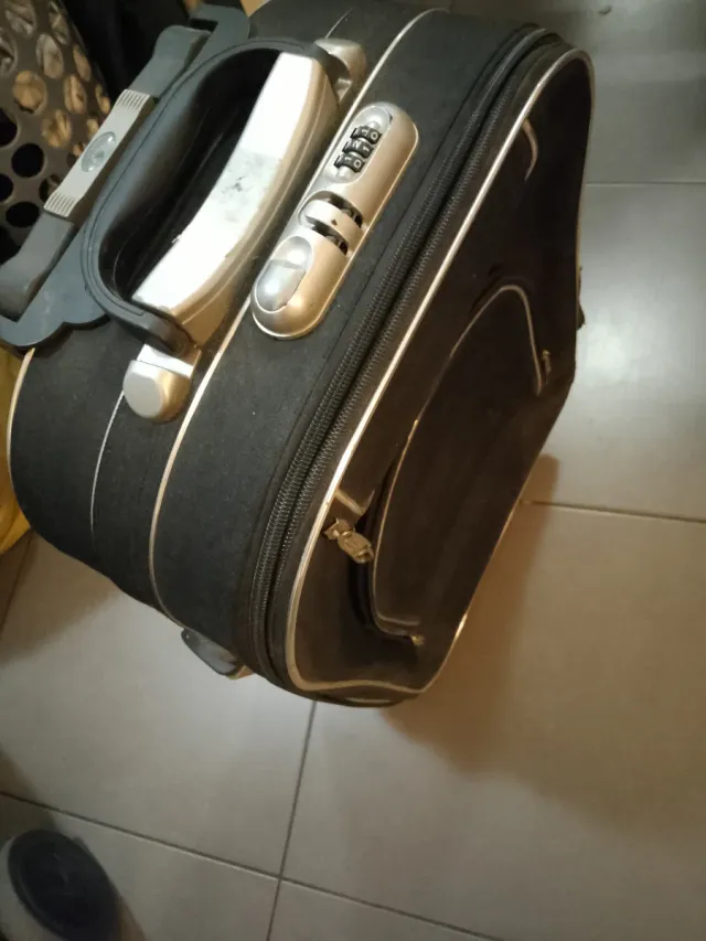 Maleta pequeña negra