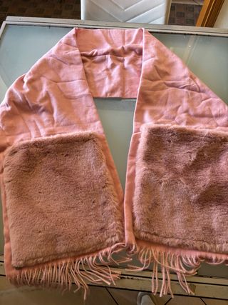 Sciarpa rosa con tasche in pelliccia sintetica