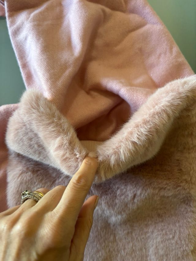 Sciarpa rosa con tasche in pelliccia sintetica