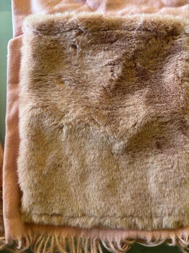 Sciarpa rosa con tasche in pelliccia sintetica