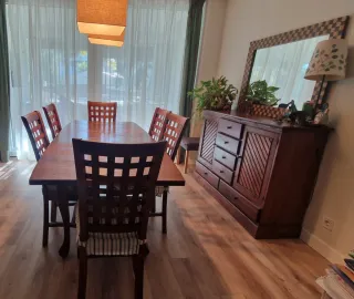Mesa comedor, 6 sillas y cómoda en madera maciza.