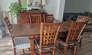 Mesa comedor, 6 sillas y cómoda en madera maciza.