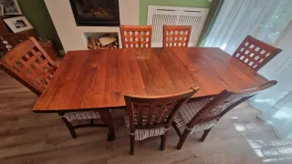 Mesa comedor, 6 sillas y cómoda en madera maciza.