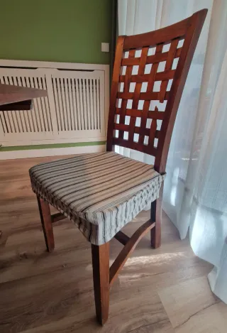 Mesa comedor, 6 sillas y cómoda en madera maciza.