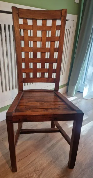 Mesa comedor, 6 sillas y cómoda en madera maciza.