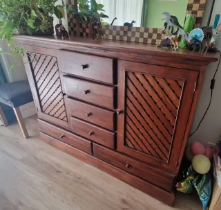 Mesa comedor, 6 sillas y cómoda en madera maciza.