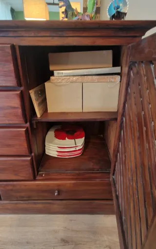 Mesa comedor, 6 sillas y cómoda en madera maciza.