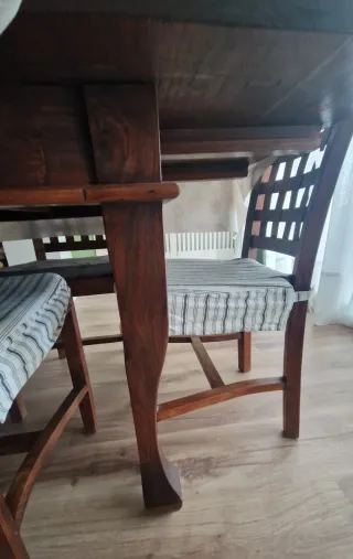 Mesa comedor, 6 sillas y cómoda en madera maciza.