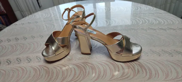 Sandalias doradas tacón plataforma