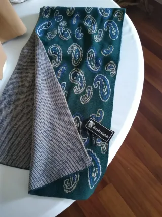 Bufanda Condestable Paisley Verde , beige y azul.