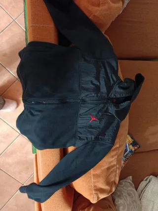 Chaqueta Jordan Negra con Logo Rojo 10-12 años