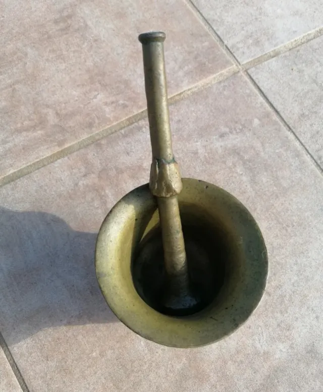 Almirel de bronce antiguo.