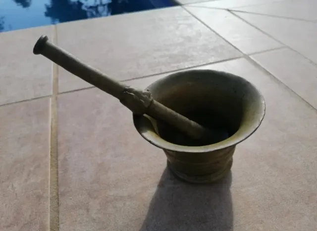 Almirel de bronce antiguo.