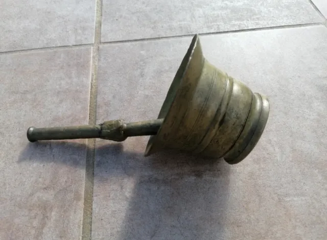 Almirel de bronce antiguo.