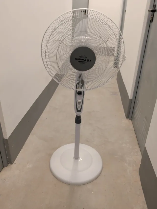 Ventilador Obergonzo Pie Blanco y Gris