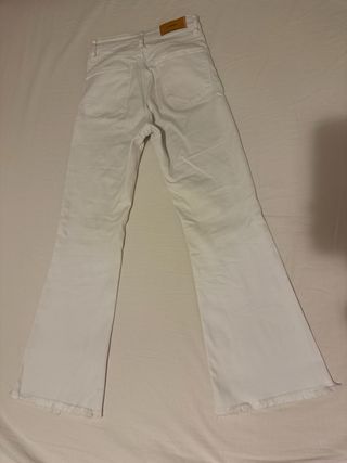 Pantalones blancos campana Stradivarius