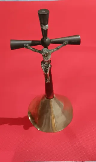 Cruz de bronce con figura de Cristo