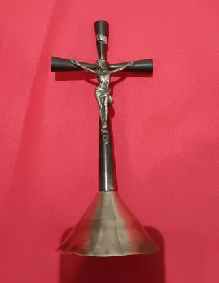 Cruz de bronce con figura de Cristo